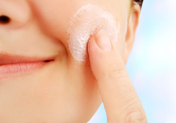 Por que é importante esfoliar a pele do rosto?