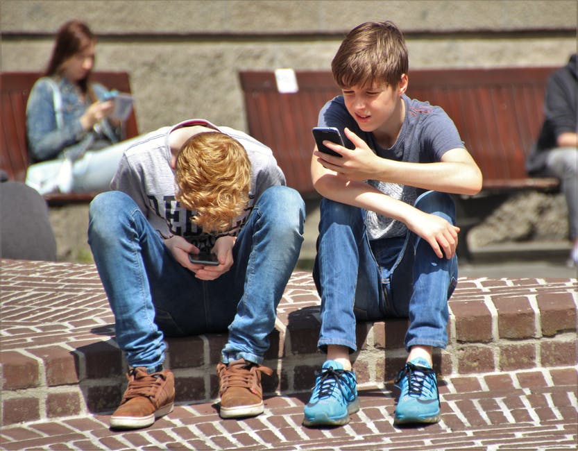 Os adolescentes e o emburrecimento frente às mídias sociais