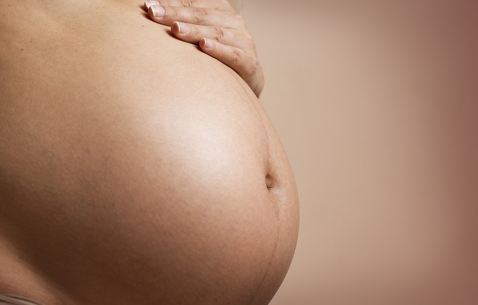 Coçar a barriga na gravidez dá estrias?